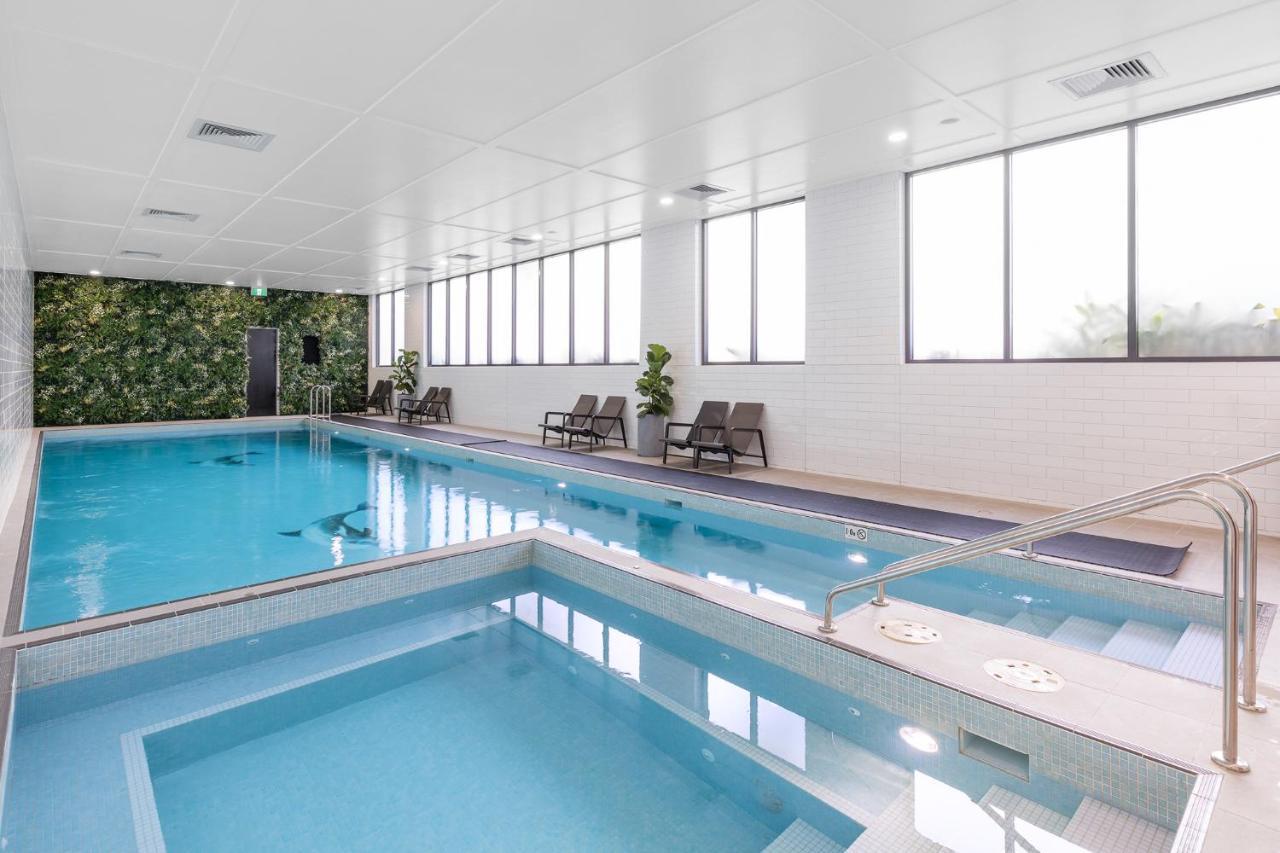 เมอริตัน สวีท โคเวิร์ดสตรีท มัสคอต Hotel ซิดนีย์ ภายนอก รูปภาพ The pool at the hotel