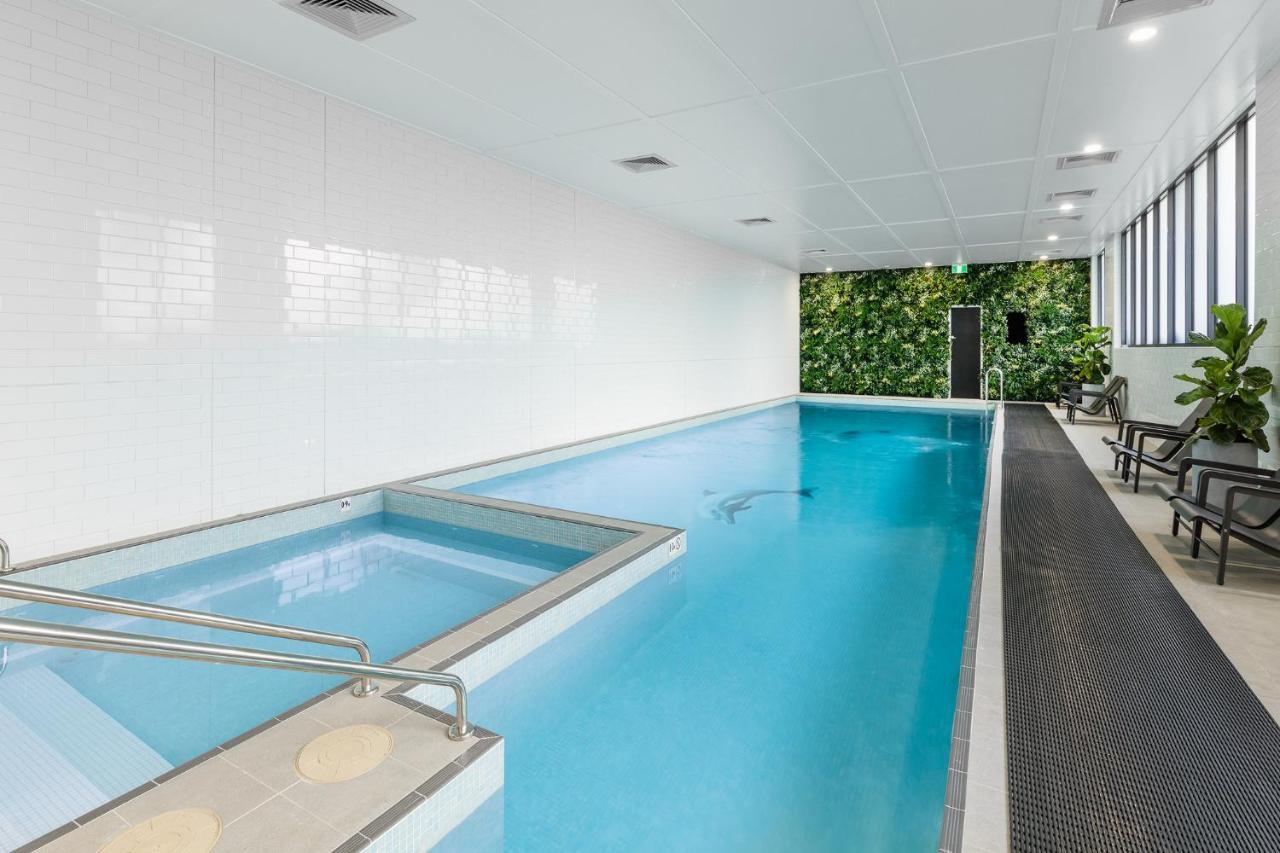 เมอริตัน สวีท โคเวิร์ดสตรีท มัสคอต Hotel ซิดนีย์ ภายนอก รูปภาพ The pool at the hotel